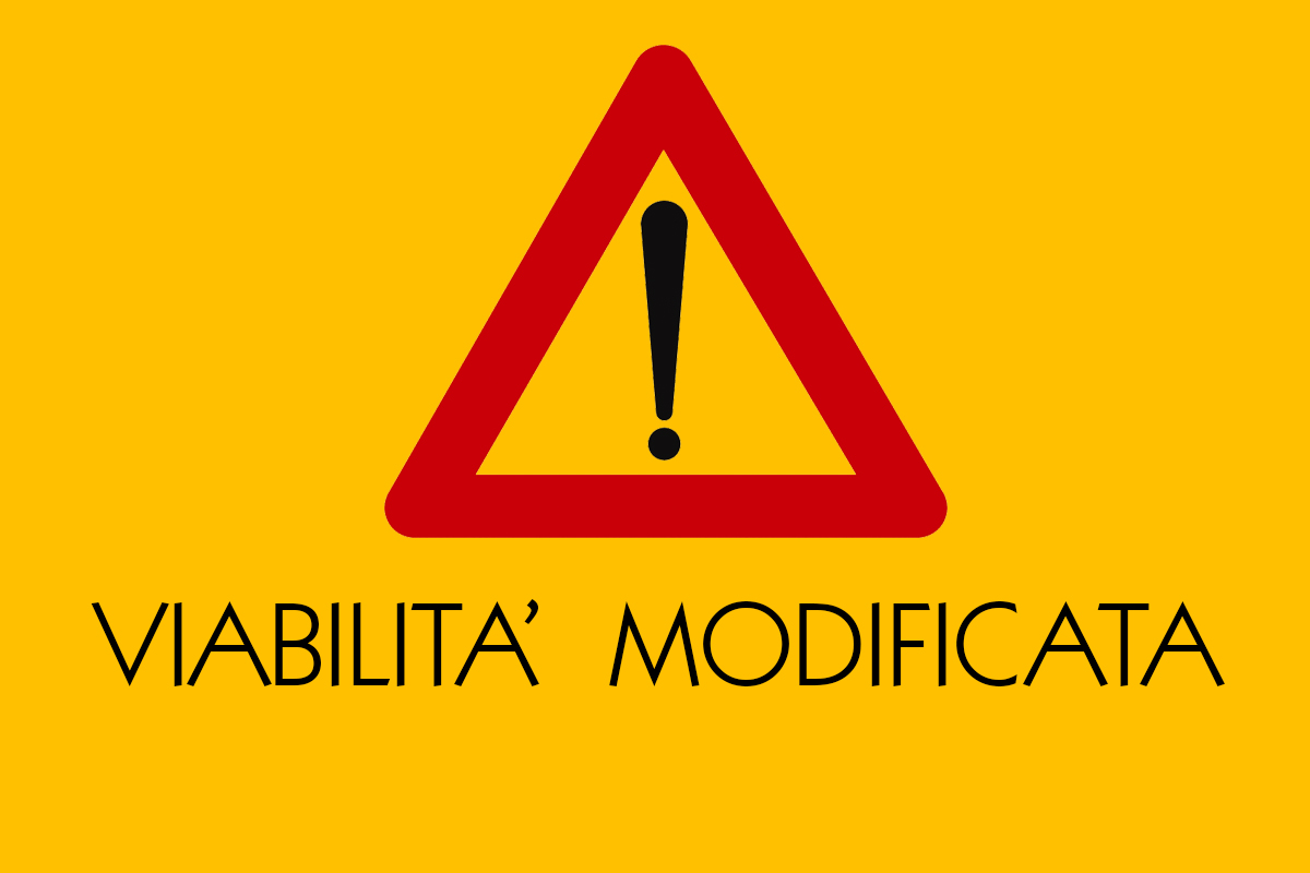 cartello triangolare con bordo rosso, un punto esclamativo nero nel centro e sfondo giallo, sotto al quale è riportata la dicitura "Viabilità modificata"