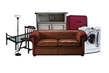 oggetti ingombranti tra cui un divano, una lavatrice, una credenza, una lampada e una sedia