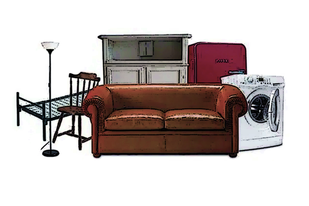oggetti ingombranti tra cui un divano, una lavatrice, una credenza, una lampada e una sedia
