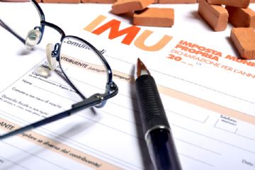 modello F24 con sopra una penna e degli occhiali