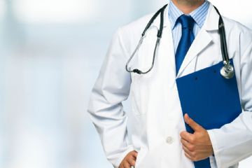 medico con camice bianco e cartellina blu