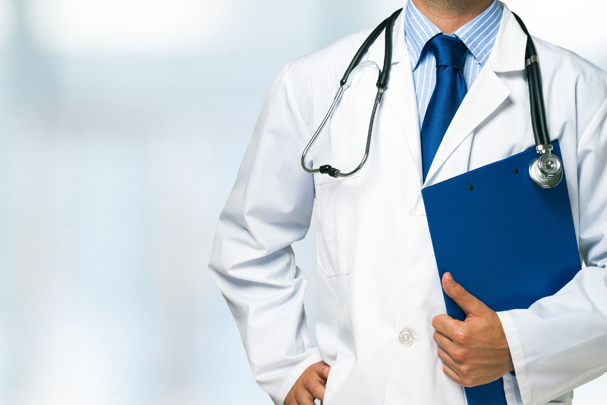 medico con camice bianco e cartellina blu