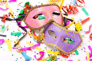 maschere di carnevale, una rosa e l'altra viola, e coriandoli di tutti i colori