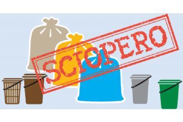 sacchetti e cestini della raccolta differenziata colorati e davanti c'è la scritta "Sciopero"