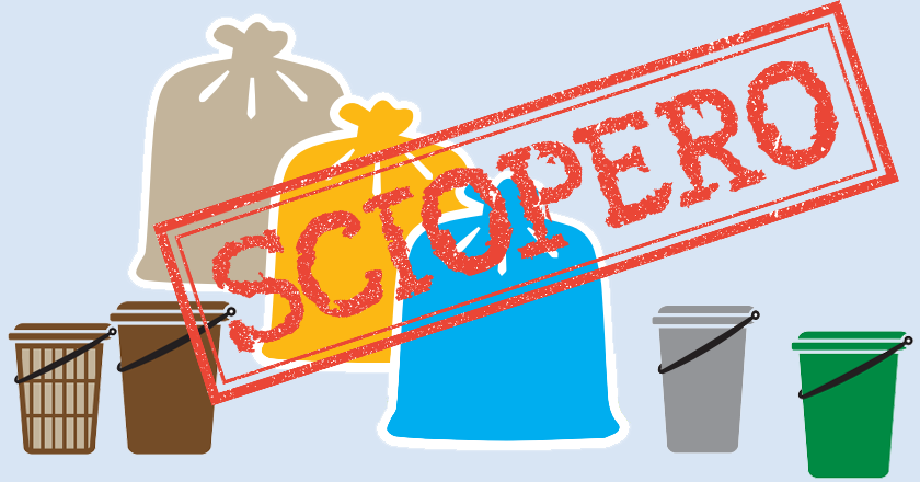 sacchetti e cestini della raccolta differenziata colorati e davanti c'è la scritta "Sciopero"