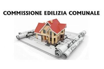 "Commissione edilizia" con sotto una casa appoggiata su dei fogli con progetti