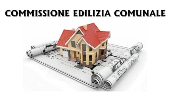 "Commissione edilizia" con sotto una casa appoggiata su dei fogli con progetti