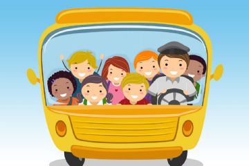scuolabus pieno di bambini sorridenti