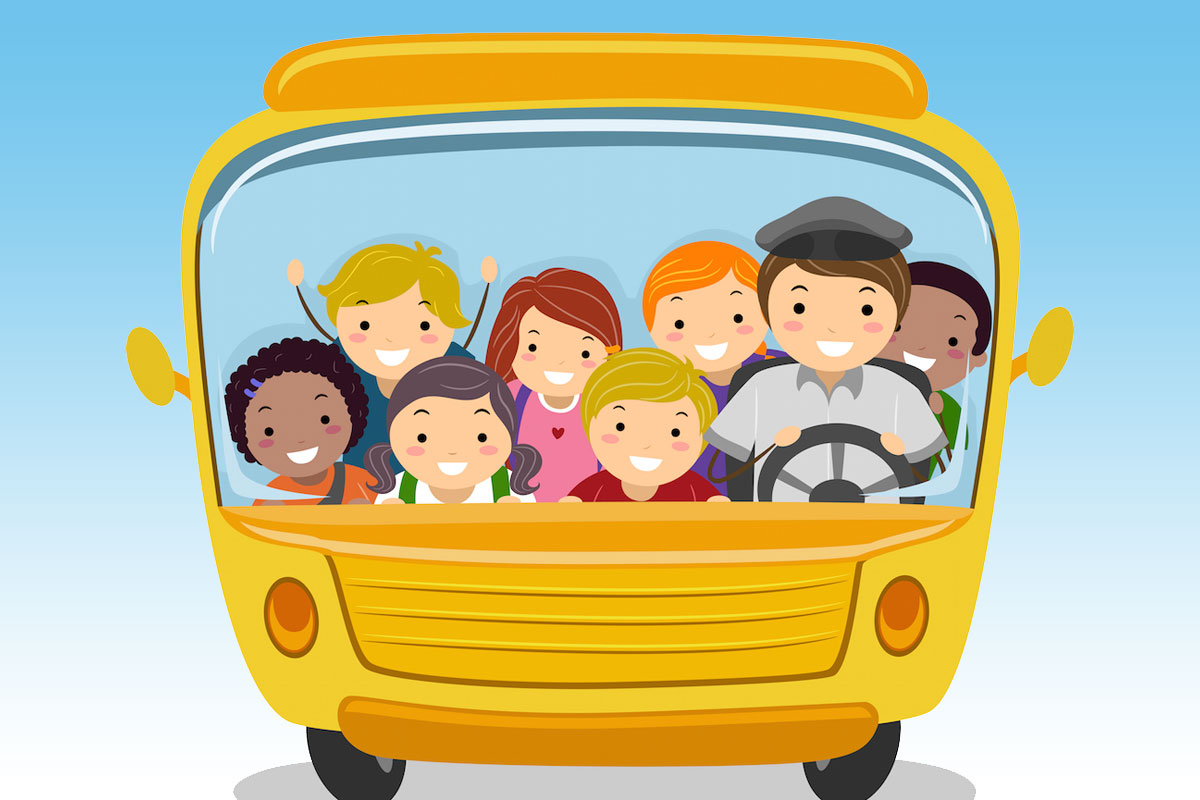 scuolabus pieno di bambini sorridenti