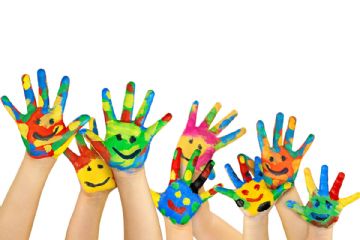 manine di bambini tutte colorate e con sopra disegnate delle faccine