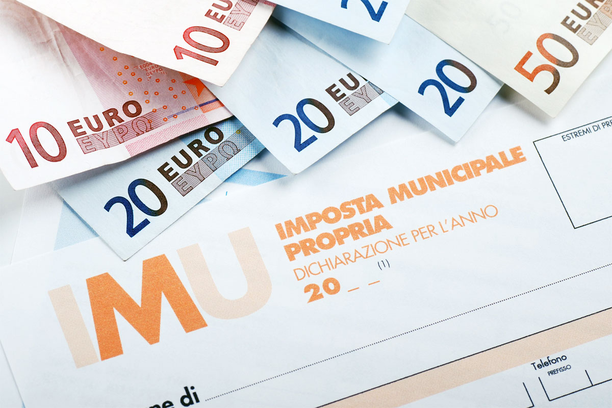 documentazione IMU con banconote di vario taglio